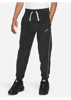 Nike Sportswear Spodnie dresowe w kolorze czarnym ze sklepu Limango Polska w kategorii Spodnie chłopięce - zdjęcie 185561311