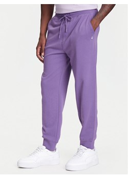 United Colors Of Benetton Spodnie dresowe 342ZUF01B Fioletowy Regular Fit ze sklepu MODIVO w kategorii Spodnie męskie - zdjęcie 185564353