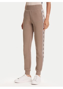 Guess Spodnie dresowe V2YB15 KB3P2 Brązowy Regular Fit ze sklepu MODIVO w kategorii Spodnie damskie - zdjęcie 185564363