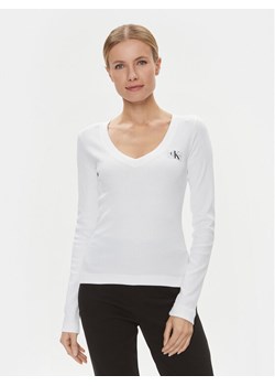 Calvin Klein Jeans Bluzka J20J222882 Biały Regular Fit ze sklepu MODIVO w kategorii Bluzki damskie - zdjęcie 185564371