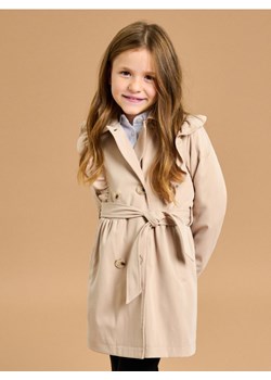 Sinsay - Dwurzędowy płaszcz wiązany w tali z ozdobnymi falbanami - beżowy - id: 703EI-08X - marki Sinsay - 185565182 Sinsay - Dwurzędowy płaszcz wiązany w tali z ozdobnymi falbanami - beżowy ze sklepu Sinsay w kategorii Płaszcze dziewczęce - zdjęcie 185565182