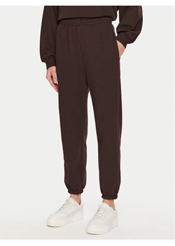 ViCOLO Spodnie dresowe TS0553 Brązowy Regular Fit ze sklepu MODIVO w kategorii Spodnie damskie - zdjęcie 185575353