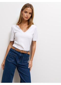 Mohito - T-shirt z dekoltem V - biały ze sklepu Mohito w kategorii Bluzki damskie - zdjęcie 185579803