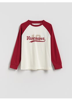 Reserved - Bawełniany longsleeve z nadrukiem - złamana biel - id: 033FI-01X - marki Reserved - 185584721 Reserved - Bawełniany longsleeve z nadrukiem - złamana biel ze sklepu Reserved w kategorii T-shirty chłopięce - zdjęcie 185584721