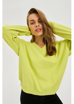 Bluza z dekoltem w serek limonkowa ze sklepu Moodo.pl w kategorii Bluzy damskie - zdjęcie 185584972