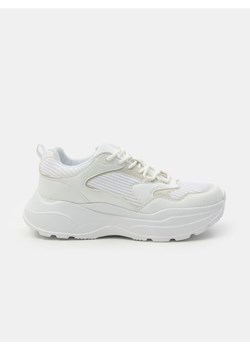 Sinsay - Sznurowane sneakersy z imitacji skóry - biały ze sklepu Sinsay w kategorii Buty sportowe damskie - zdjęcie 185591881
