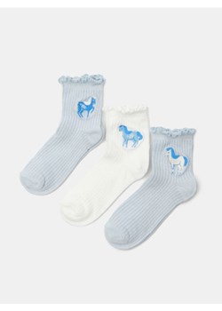 Sinsay - Prążkowane skarpetki z haftem 3 pack - wielobarwny - id: 674FF-MLC - marki Sinsay - 185591990 Sinsay - Prążkowane skarpetki z haftem 3 pack - wielobarwny ze sklepu Sinsay w kategorii Skarpetki dziecięce - zdjęcie 185591990