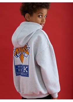 Reserved - Bluza New York Knicks NBA - jasnoszary ze sklepu Reserved w kategorii Bluzy chłopięce - zdjęcie 185597701