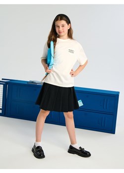 Sinsay - Koszulka z ozdobną naszywką - kremowy - id: 079FA-01X - marki Sinsay - 185598292 Sinsay - Koszulka z ozdobną naszywką - kremowy ze sklepu Sinsay w kategorii Bluzki dziewczęce - zdjęcie 185598292