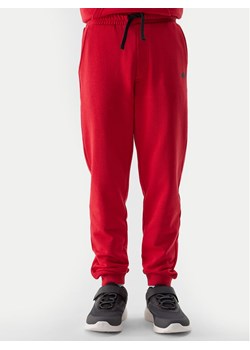 4F Spodnie dresowe 4FJWSS24TTROM591 Czerwony Regular Fit ze sklepu MODIVO w kategorii Spodnie chłopięce - zdjęcie 185598903