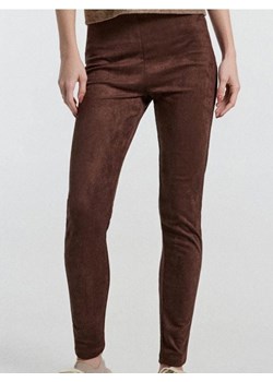 Sinsay - Legginsy z imitacji zamszu - brązowy ze sklepu Sinsay w kategorii Spodnie damskie - zdjęcie 185599872