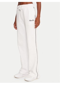 Guess Jeans Spodnie dresowe W5YB32 K68I4 Biały Regular Fit ze sklepu MODIVO w kategorii Spodnie damskie - zdjęcie 185606201