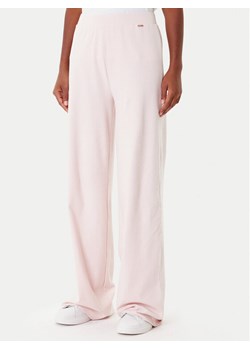 Guess Spodnie dresowe O4BB02 K7611 Różowy Regular Fit ze sklepu MODIVO w kategorii Spodnie damskie - zdjęcie 185634821
