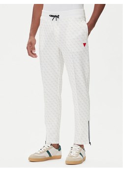 Guess Spodnie dresowe Z2BB05 K7122 Biały Regular Fit ze sklepu MODIVO w kategorii Spodnie męskie - zdjęcie 185634974
