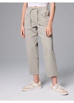 Sinsay - Jeansy carrot fit - zielony ze sklepu Sinsay w kategorii Jeansy damskie - zdjęcie 185643752