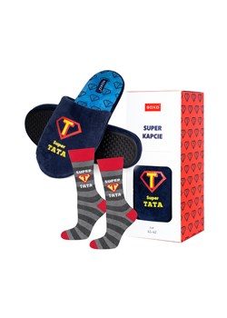 Prezent dla Taty: 1x Kolorowe Skarpetki Męskie SOXO i 1x Kapcie Męskie ze śmiesznymi napisami "Super Tata" | prezent na Dzień Ojca ze sklepu Sklep SOXO w kategorii Kapcie męskie - zdjęcie 185647021