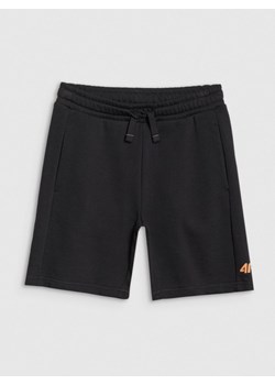 Chłopięce spodenki dresowe 4F 4FJWSS25TSHOM600 - czarne ze sklepu Sportstylestory.com w kategorii Spodenki chłopięce - zdjęcie 185649960