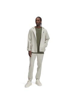 Męskie spodnie treningowe Under Armour UA Vibe Woven Pants -beżowe ze sklepu Sportstylestory.com w kategorii Spodnie męskie - zdjęcie 185650164
