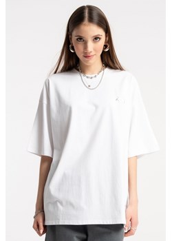 Biały t-shirt oversize z minimalistycznym nadrukiem z przodu, kolor - biały, rozmiar - 170 ze sklepu REPORTER w kategorii Bluzki dziewczęce - zdjęcie 185652662