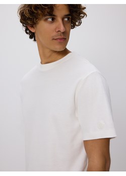 Reserved - Strukturalny t-shirt comfort fit - złamana biel ze sklepu Reserved w kategorii T-shirty męskie - zdjęcie 185685234