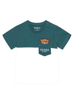 Guess T-Shirt N5YI1 1K8HM4 Zielony Regular Fit ze sklepu MODIVO w kategorii T-shirty chłopięce - zdjęcie 185691402