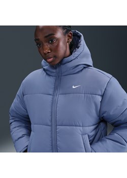 Damska kurtka z kapturem o luźnym kroju Therma-FIT Nike Sportswear Classic Puffer - Niebieski ze sklepu Nike poland w kategorii Kurtki damskie - zdjęcie 185693640