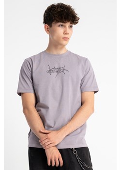Jasnofioletowy t-shirt z autorską grafiką z przodu, rozmiar - 170, kolor - fioletowy ze sklepu REPORTER w kategorii T-shirty chłopięce - zdjęcie 185715021