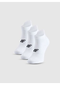 Damskie skarpetki treningowe (3-pack) 4F 4FWMM00UFSOF244 - białe ze sklepu Sportstylestory.com w kategorii Skarpetki damskie - zdjęcie 185716380