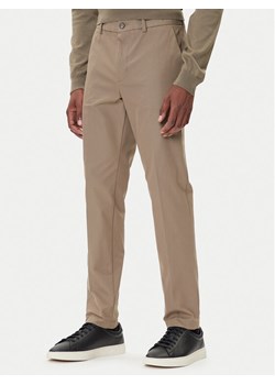 BOSS Chinosy P-Kaiton1 50543945 Beżowy Slim Fit ze sklepu MODIVO w kategorii Spodnie męskie - zdjęcie 185731042