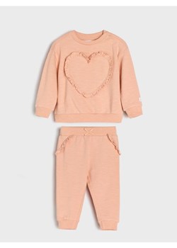 Sinsay - Komplet dzianinowy z ozdobnymi falbankami - różowy - id: 592EM-03X - marki Sinsay - 185732581 Sinsay - Komplet dzianinowy z ozdobnymi falbankami - różowy ze sklepu Sinsay w kategorii Komplety niemowlęce - zdjęcie 185732581