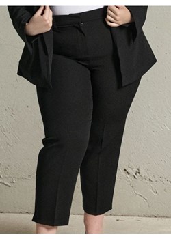 Sinsay - Eleganckie spodnie w kant PLUS SIZE - czarny ze sklepu Sinsay w kategorii Spodnie damskie - zdjęcie 185732590