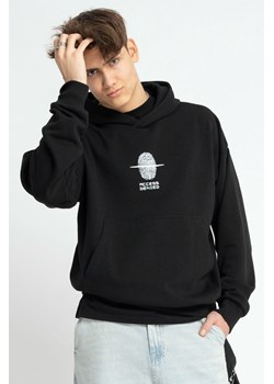 Czarna bluza z kapturem boxy z minimalistycznym nadrukiem, rozmiar - 146, kolor - czarny ze sklepu REPORTER w kategorii Bluzy chłopięce - zdjęcie 185735361