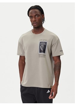 adidas T-Shirt National Geographic KC2350 Beżowy Loose Fit ze sklepu MODIVO w kategorii T-shirty męskie - zdjęcie 185741482