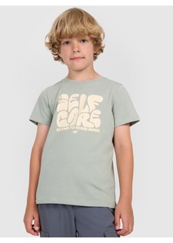 Chłopięcy t-shirt z nadrukiem 4F 4FJRAW25TTSHM3205 - zielony ze sklepu Sportstylestory.com w kategorii T-shirty chłopięce - zdjęcie 185755873