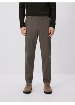 Reserved - Gładkie spodnie chino slim - khaki ze sklepu Reserved w kategorii Spodnie męskie - zdjęcie 185756860