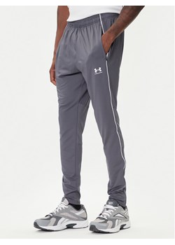 Under Armour Spodnie dresowe Challenger Training 6004044 Szary Slim Fit ze sklepu MODIVO w kategorii Spodnie męskie - zdjęcie 185761472