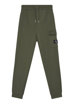 Calvin Klein Jeans Spodnie dresowe Badge IB0IB02199 Zielony Relaxed Fit ze sklepu MODIVO w kategorii Spodnie chłopięce - zdjęcie 185761562