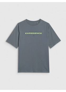 Chłopięcy t-shirt z nadrukiem 4F 4FJRAW25TTSHM3166- szary ze sklepu Sportstylestory.com w kategorii T-shirty chłopięce - zdjęcie 185769814