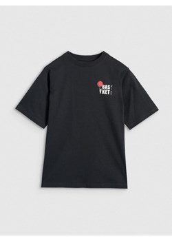 Chłopięcy t-shirt z nadrukiem 4F 4FJRAW25TTSHM3066 - czarny ze sklepu Sportstylestory.com w kategorii T-shirty chłopięce - zdjęcie 185769872