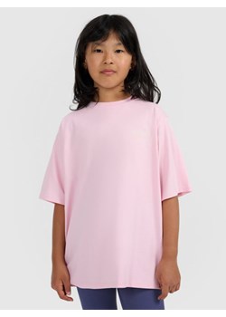 Dziewczęcy t-shirt oversize z nadrukiem 4F 4FJWAW25TTSHF2394 - różowy ze sklepu Sportstylestory.com w kategorii Bluzki dziewczęce - zdjęcie 185769931