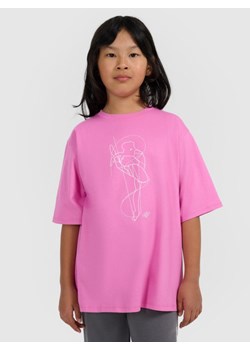 Dziewczęcy t-shirt oversize z nadrukiem 4F 4FJWAW25TTSHF2395 - różowy ze sklepu Sportstylestory.com w kategorii Bluzki dziewczęce - zdjęcie 185769962