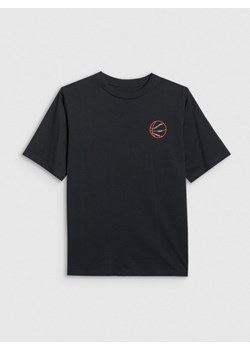 Chłopięcy t-shirt z nadrukiem 4F 4FJWAW25TTSHM2412 - czarny ze sklepu Sportstylestory.com w kategorii T-shirty chłopięce - zdjęcie 185769990