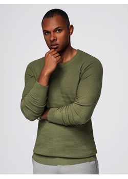 Strukturalny sweter męski z okrągłym dekoltem  – oliwkowy V1 OM-SWSW-0181 ze sklepu ombre w kategorii Swetry męskie - zdjęcie 185777303