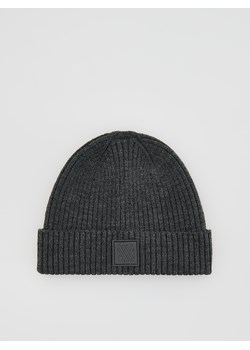 Reserved - Czapka beanie z naszywką - ciemnoszary ze sklepu Reserved w kategorii Czapki zimowe męskie - zdjęcie 185778102