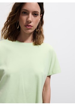 Mohito - Zielony t-shirt z merceryzowanej bawełny - zielony ze sklepu Mohito w kategorii Bluzki damskie - zdjęcie 185780374