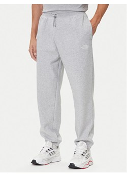 The North Face Spodnie dresowe Essential NF0A8C1F Szary Relaxed Fit ze sklepu MODIVO w kategorii Spodnie męskie - zdjęcie 185792820