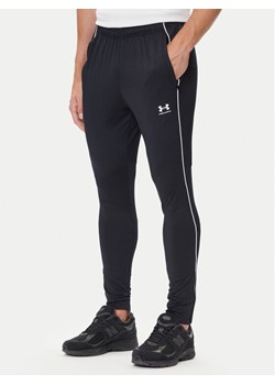 Under Armour Spodnie dresowe Challenger Training 6004044 Czarny Slim Fit ze sklepu MODIVO w kategorii Spodnie męskie - zdjęcie 185793112