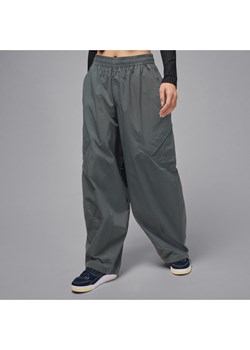 Damskie spodnie spadochronowe Jordan Flight Chicago - Szary ze sklepu Nike poland w kategorii Spodnie damskie - zdjęcie 185795654
