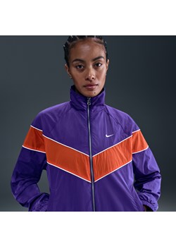 Damska luźna kurtka z tkaniny z zamkiem na całej długości i ochroną przed promieniowaniem UV Nike Windrunner - Fiolet ze sklepu Nike poland w kategorii Kurtki damskie - zdjęcie 185795721
