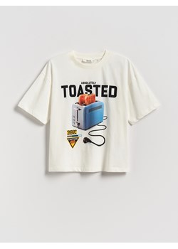 Reserved - Bawełniany t-shirt z nadrukiem - pastelowy róż - id: 998FG-03X - marki Reserved - 185809062 Reserved - Bawełniany t-shirt z nadrukiem - pastelowy róż ze sklepu Reserved w kategorii T-shirty chłopięce - zdjęcie 185809062